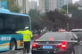 紧急转移群众、抢修抢通保畅……长江中下游争分夺秒、众志成城防汛抢险图片