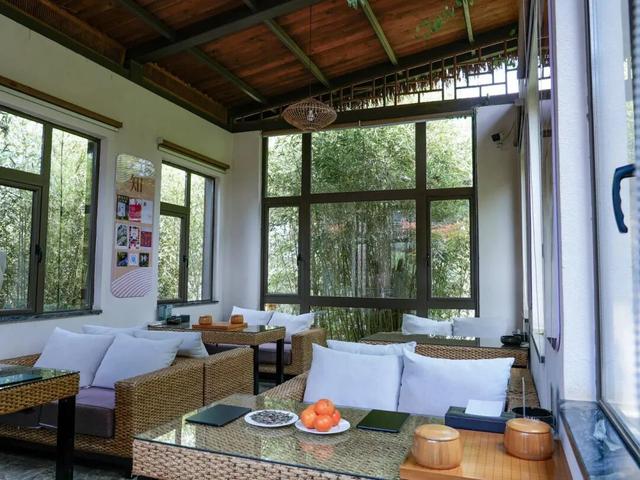 初冬，来安宁玉龙湾这个暖洋洋的图书馆坐一坐吧～