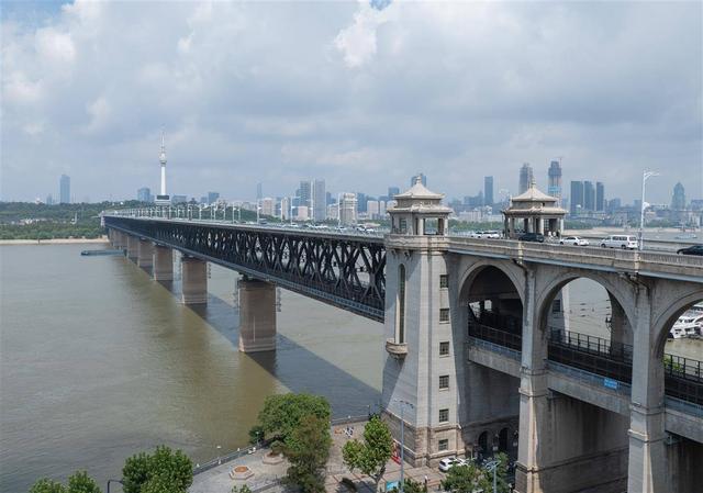 历史上的今天：武汉长江大桥全面开工建设