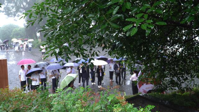 八方游客汇聚保山龙陵松山战役旧址缅怀先烈