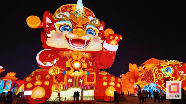 第32届自贡国际恐龙灯会盛大开幕 游客沉醉灯海直呼震撼