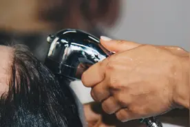 无语！奶奶用敌敌畏给孩子洗头除虱，孩子头痛欲裂、送医抢救，医生紧急提醒图片