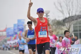 组图｜燃！长沙市第二届乡村欢乐跑暨四季花海跑（安沙站）鸣枪开跑图片