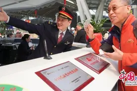 时评： “人从众”里，铁路写满温暖与担当图片