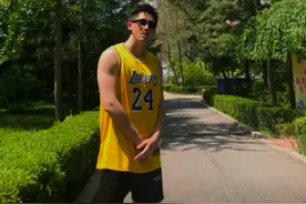 网红吴忠华复查出疑似肿瘤！经历3次开颅，曾经的男神“容貌尽毁”图片