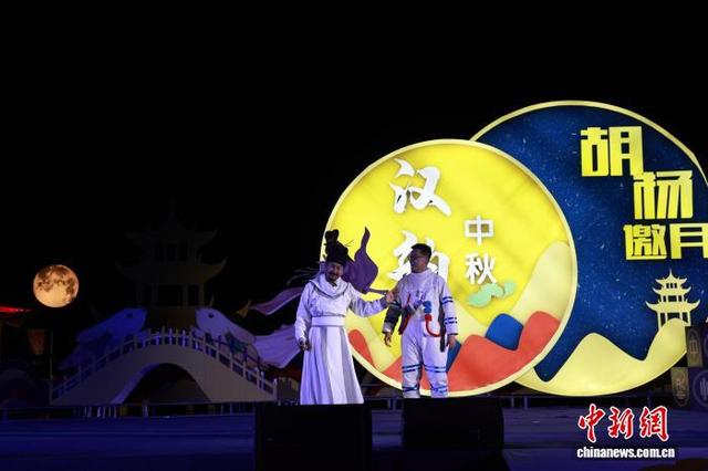 甘肃金秋时节迎月拜月：胡杨林下赏古韵 航天梦里寄深情