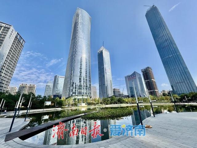 一年四季 泉在济南丨济南CBD荷花湖秋景如画 碧水映景绘就城市诗意