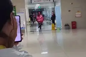 “神医驾到”年近八旬老中医陈怀炯，凌晨五点准时出现，骑车到医院接待病人。图片