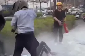 南宁一男孩突遭蜂群攻击，倒地打滚！外卖小哥与众人持衣服灭火器相救，社区回应图片