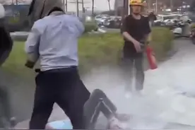 南宁一男孩突遭蜂群攻击倒地，外卖小哥与众人持衣服灭火器相救 社区：伤者已就医，正排查蜂群源头图片