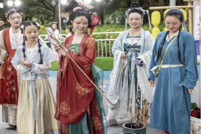 “中秋奇妙夜” ——着一身汉服，与远古巨龙共婵娟​