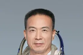 费俊龙获二级航天功勋奖章图片