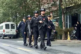 甘肃：陇南市武都区公安机关百名警力下沉一线，全力支援派出所站好“护学岗”守护“平安路”图片