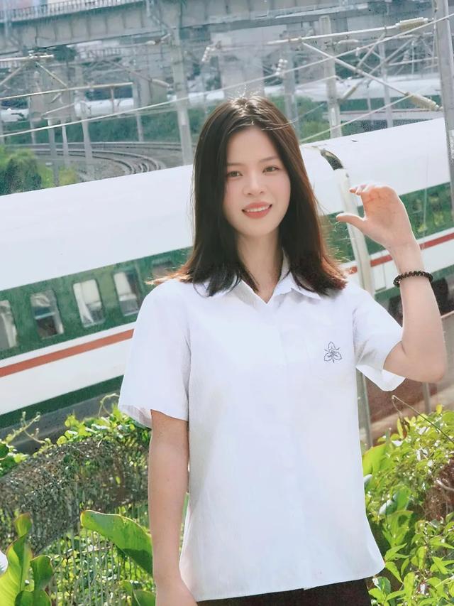 南宁新晋网红打卡点！火车在房顶行驶，比重庆“李子坝”更震撼