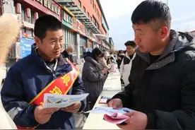青岛市西海岸新区：劳模工匠“站台送岗”图片