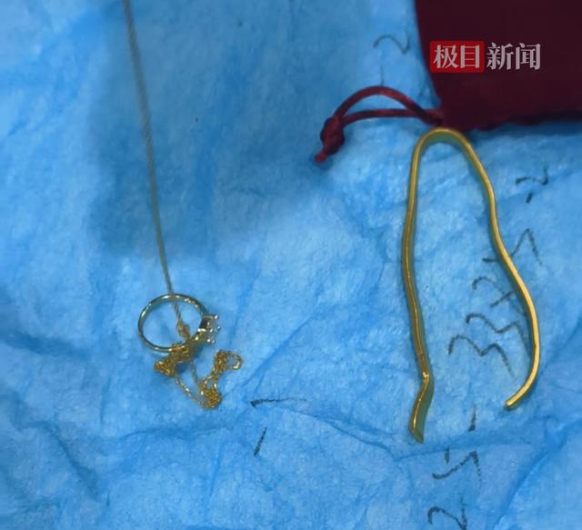 妻儿三人被杀案受害者金手镯被剪断，失窃48克金首饰在货车上被找到，丈夫称案发数月前曾借5000元给嫌犯