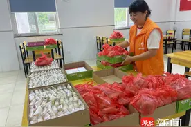 “爱心葱油饼，情暖夕阳红”，苏州市相城区望亭镇鹤溪社区为老人们送上香香的葱油饼图片
