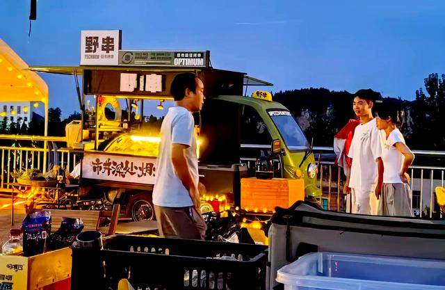 岑巩：网红桥“夜经济”火爆