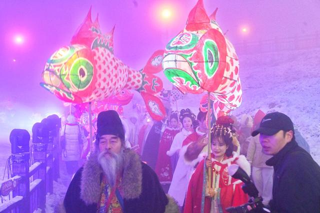 “机甲杜甫”漫步西岭雪山！2025成都市冬季文旅消费季暨第26届西岭雪山南国冰雪季启动