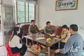 逐梦新征程！英德九龙镇为新兵家庭送入伍通知书图片