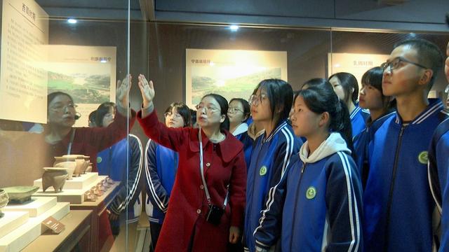 宁县二中2025年秋季“古豳文化”研学之旅走进县博物馆