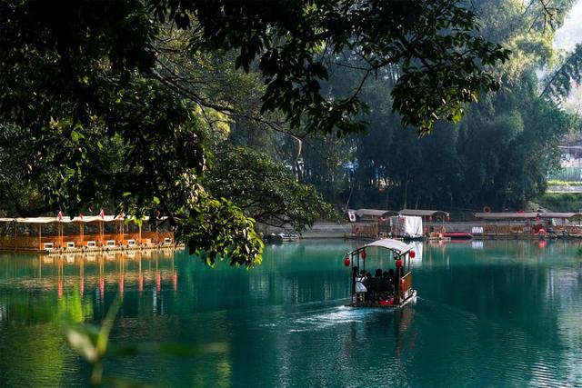 罗甸：冬日暖阳沐景区 游客畅游享闲情