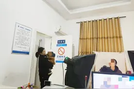 女警上班“带娃”？网友：靠谱！图片