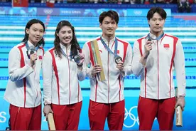 张雨霏助力中国队获得巴黎奥运会男女混合4x100米混合泳接力银牌图片