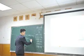 放弃企业高薪回到校园教书，“小白老师”有6万粉丝图片