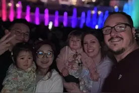 曾互发照片感动全网的中美家庭上海相聚，当事人：缘分很奇妙，离别前还要带他们吃火锅图片