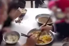 小学食堂6名学生共吃2盘菜，给学生加菜不能只靠食堂图片