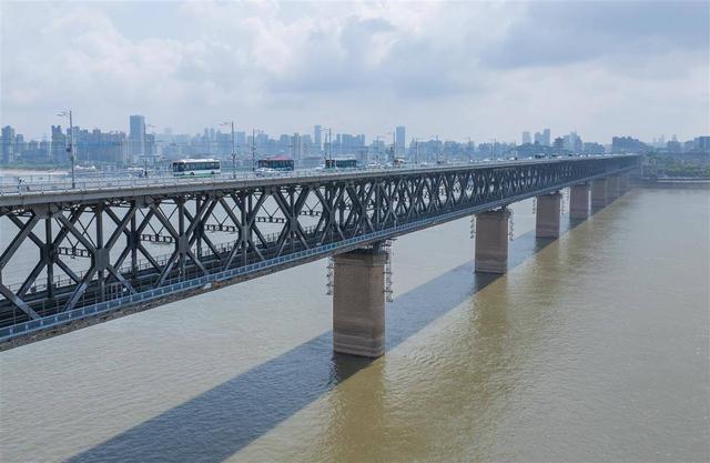 历史上的今天：武汉长江大桥全面开工建设