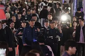 韩警方严打万圣节期间售卖及穿警服行为，梨泰院踩踏事故曾因民众装扮成警察致应对迟缓图片