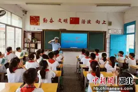 迎“六一” 钟祥交警送“安全”进校园图片