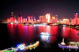 青岛：灯光秀上新！五一迎首秀图片