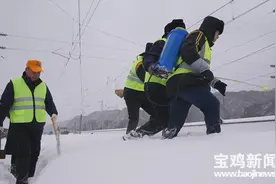 风雪中坚守岗位的宝鸡铁路系统职工图片