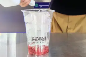 樱花季的末班车，花瓣掉落在咖啡杯就变成……图片
