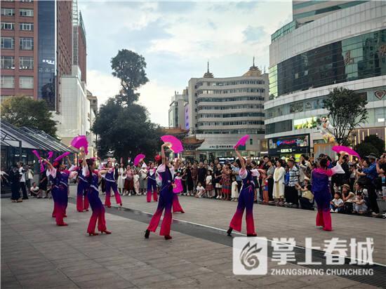 精彩不停！五华城市剧场花灯专场持续升温暑期文旅“烟火气”