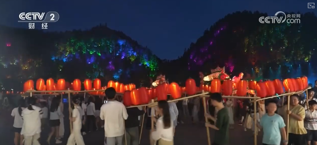 “文旅+非遗+剧本+美食”跨界融合激活品牌魅力，多元体验场景圈粉“留下人”