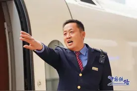 惊心！高铁进站前刹那，女子越过安全白线打电话 客运员一路狂奔跌倒又爬起将她拉回图片