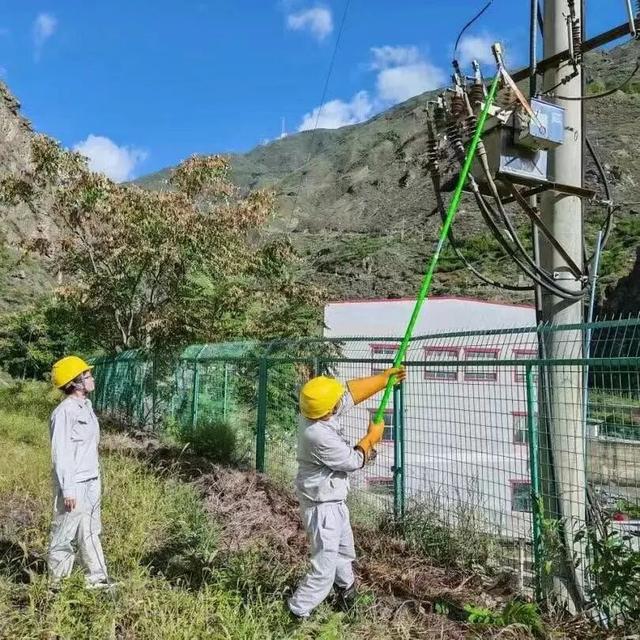 您的诗与远方，他们都始终在场——致敬国庆里的阿坝守护色