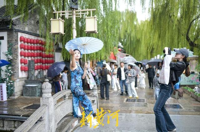雨中泉城美景，为游客拍写真添古韵