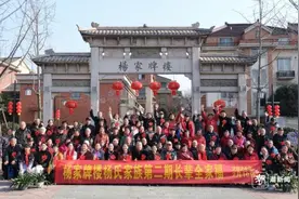 定格幸福，坐标杭州杨家牌楼，22年后又一张全家福，近百位老人齐聚图片