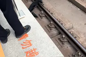 事发大连地铁3号线，男子突然跌落在轨道上……图片