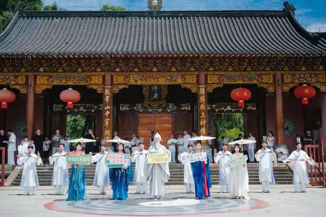 一脚踢出神仙舞！龙虎山限定「白+黑」仙侠奇旅，竹筏观演、赣超联票福利全放送！