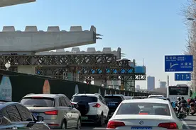 京密路主路高架桥正加速建设，桥下辅路改造预计6月启动图片