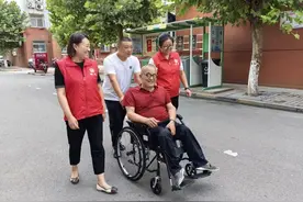 潍城：真情关爱 爱心轮椅送上门图片
