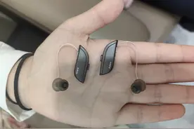 “00后”听障女孩：刚成年的她，为弟弟撑起了一把伞图片