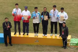 三级跳比赛， 他获得铜牌图片