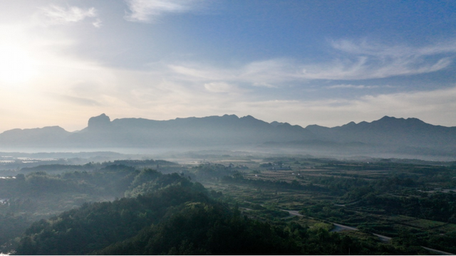 熟悉的风景里藏着最陌生的奇观，只待一次全新的回眸！江郎山景区惊现世上罕见自然大佛